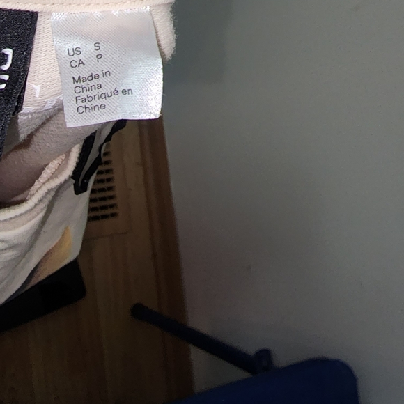 Ariana Grande Divided Cream Crewneck S - Picture 10 of 10